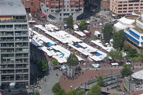  De Heerlense vestiging van CBS, met op de voorgrond een bord met het CBS-logo en de tekst "Centraal Bureau voor de Statistiek".