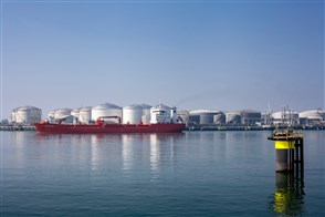 Een chemicaliën tanker vaart door de Calandkanaal in Europoort.