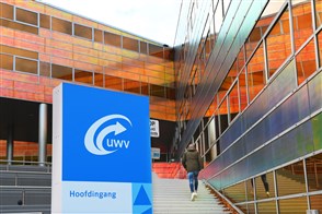  De Heerlense vestiging van CBS, met op de voorgrond een bord met het CBS-logo en de tekst "Centraal Bureau voor de Statistiek".