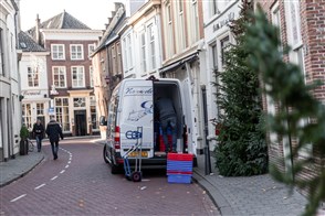 een vishandelaar die een levering bezorgd