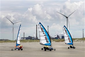 Windmolens en strandzeilers