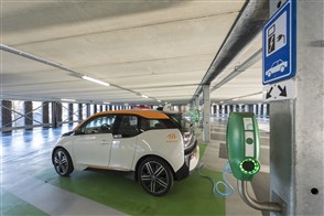 Stekkerauto&#x27;s aan laadpaal