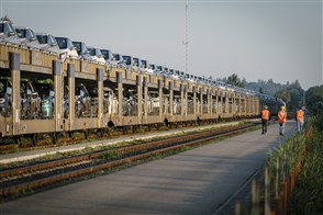 Trein met nieuwe auto&#x27;s is gearriveerd bij importeur Pon in Leusden