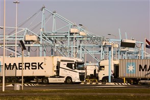 De overslag van containers op vrachtwagens op de 2e Maasvlakte in de haven van Rotterdam.