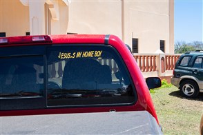 Auto met sticker: Jezus my homeboy