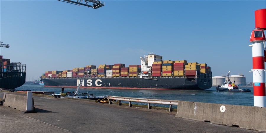 Containerschip in Rotterdamse haven