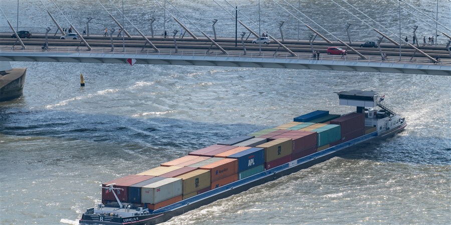 Containerschip onder Erasmusbrug Rotterdam