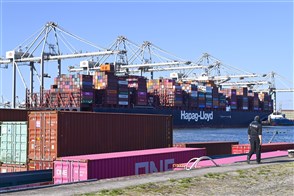 Containerschip in de haven