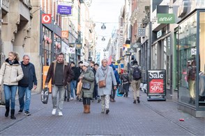  De Heerlense vestiging van CBS, met op de voorgrond een bord met het CBS-logo en de tekst "Centraal Bureau voor de Statistiek".