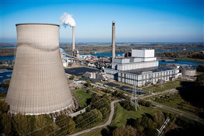 Dronefoto van de RWE Amercentrale in Geertruidenberg