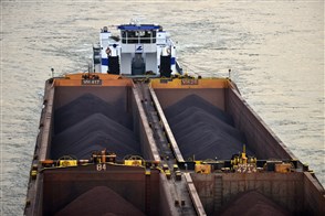 Duwboot met bakken met steenkool