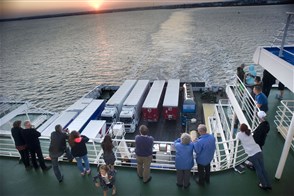 Veerboot met vrachtwagens vertrekt uit Engeland.