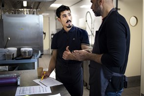 Statushouder aan het werk in een keuken