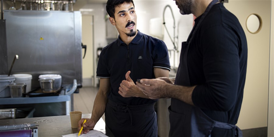 Statushouder aan het werk in een keuken