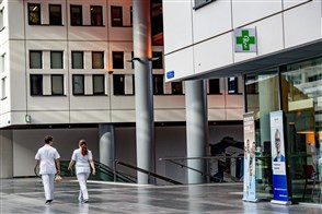  De Heerlense vestiging van CBS, met op de voorgrond een bord met het CBS-logo en de tekst "Centraal Bureau voor de Statistiek".